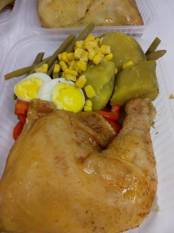 Vianda con pollo y guarniciones