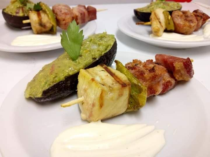 Pinchos y guacamole